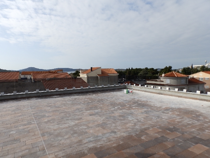 Terrazza sul tetto con bella vista sui dintorni fino al mare.