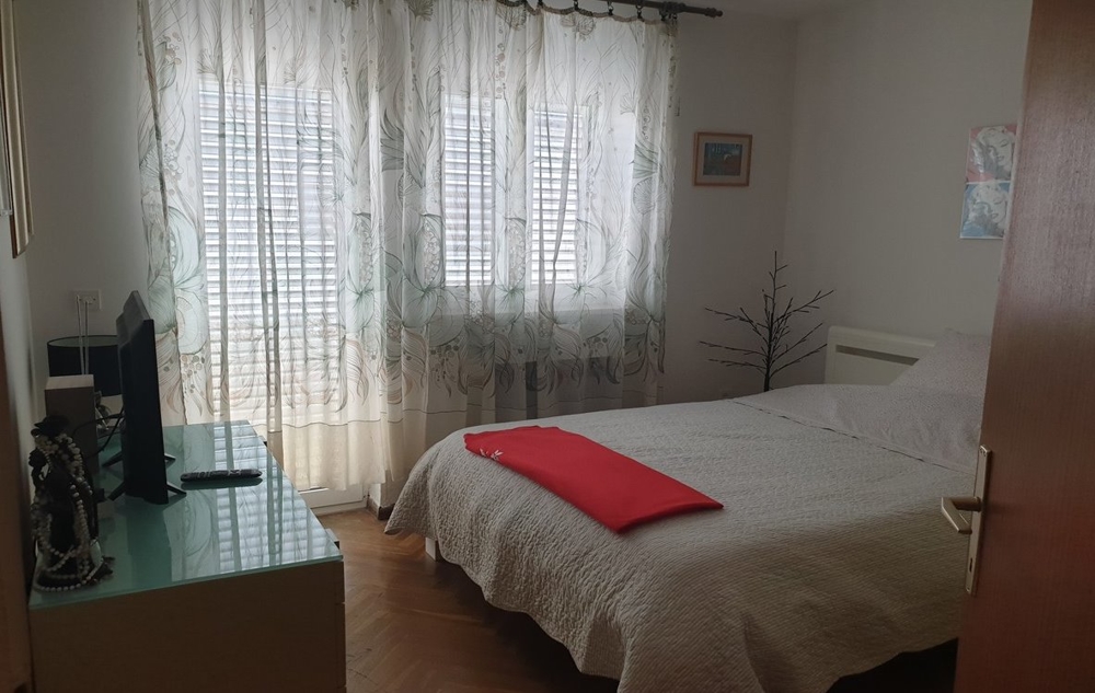 Camera da letto con accesso all'ampia terrazza dell'appartamento A1301 a Split.