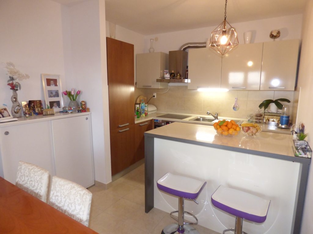 Zona pranzo e cucina dell'appartamento A1493 in Croazia, isola di Ciovo.