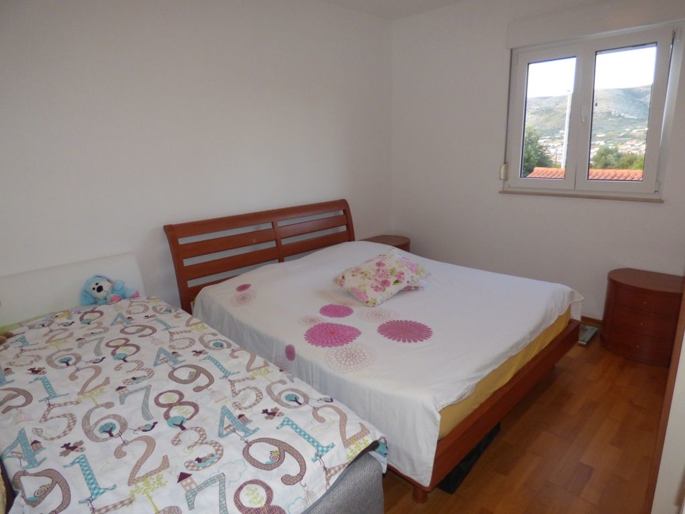 La camera da letto con vista sulla città di Trogir in Croazia.