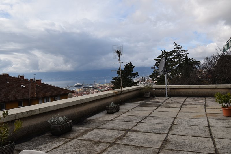 Vista dalla terrazza sul tetto sulla città e sul mare - appartamento A1814 a Rijeka, Croazia, in vendita. Panorama Scouting.
