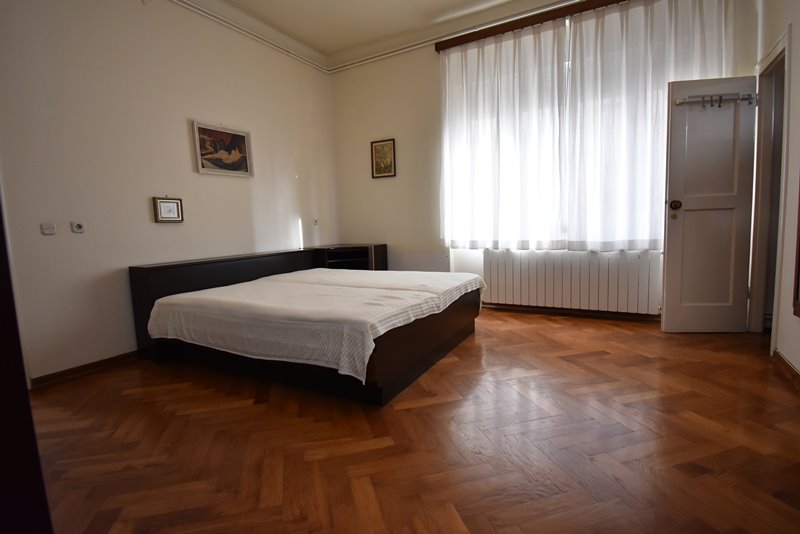 L'ampia camera da letto con bagno.