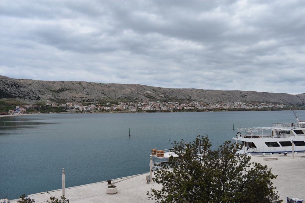 Vista sulla baia di Pag, sul paese e sul traghetto