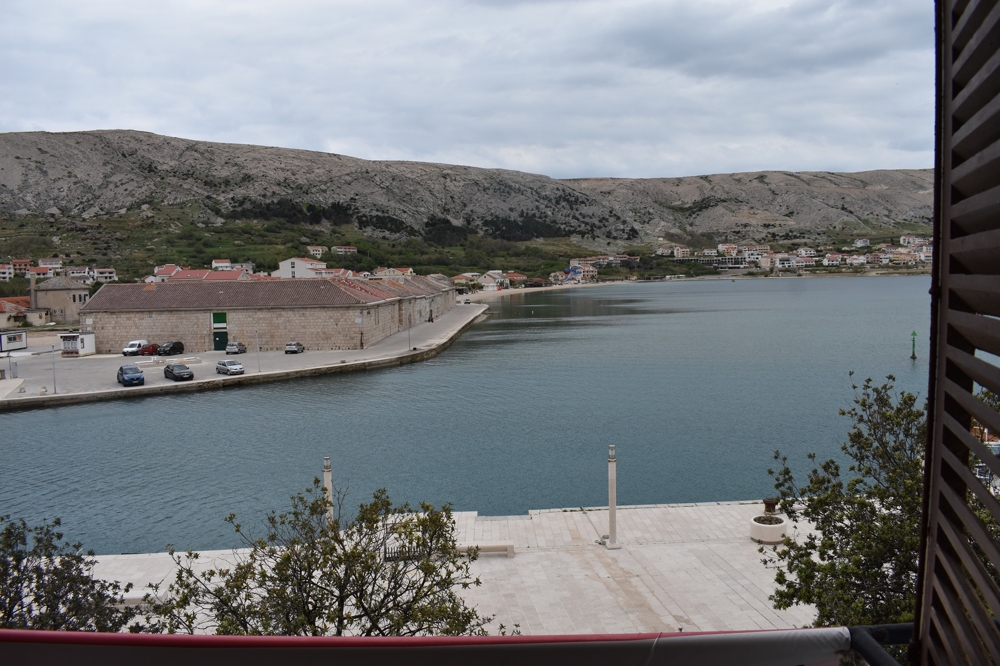 Vista dalla finestra sulla baia e sul pendio carsico