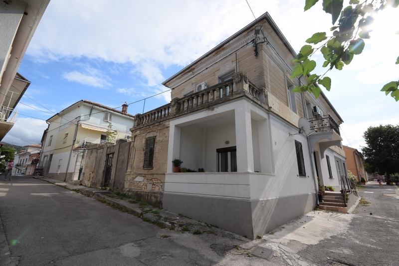 Vecchia villa - qui si trova l'appartamento A2149 da ristrutturare in vendita - Panorama Scouting.