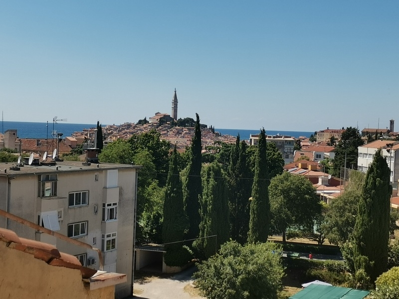Vista sul centro storico con campanile oltre i cipressi