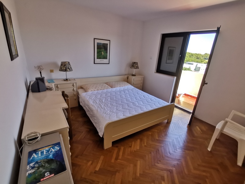 Camera da letto con accesso alla terrazza.
