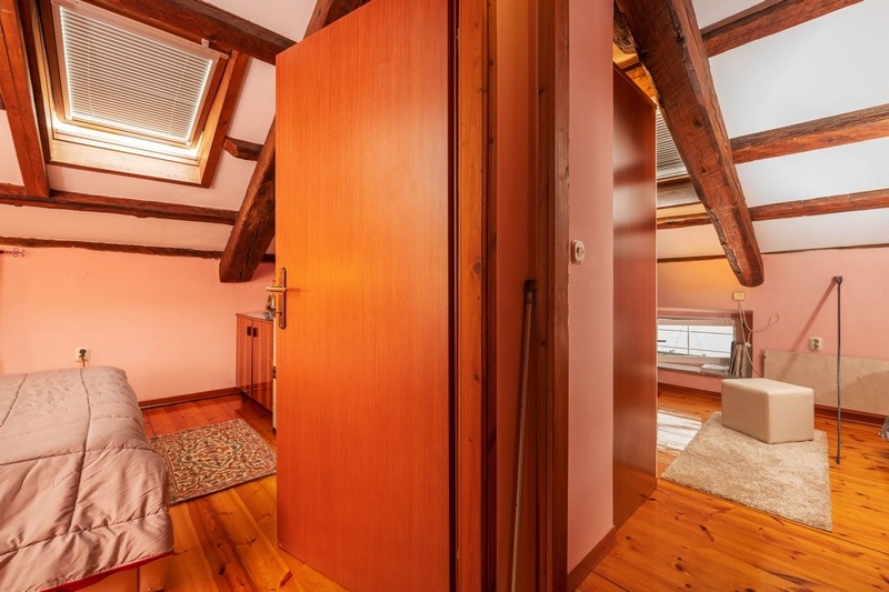 Camera da letto con parete arancione in appartamento del centro storico di Rovinj