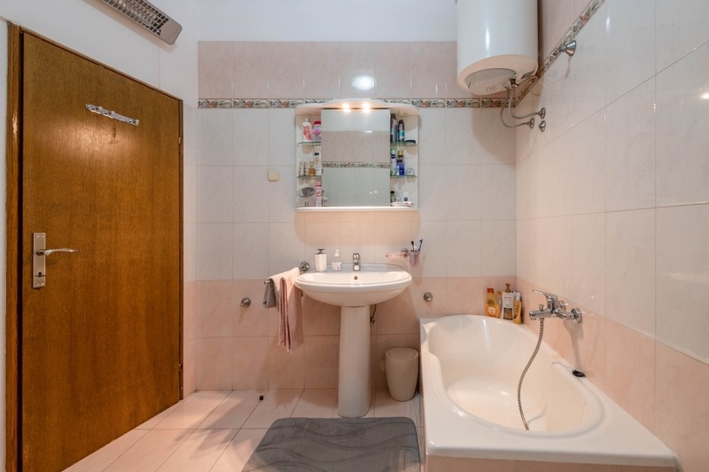 Bagno con lavabo in appartamento nel centro storico di Rovinj