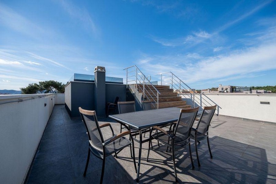Terrazza sul tetto con zona salotto e vista su Zadar