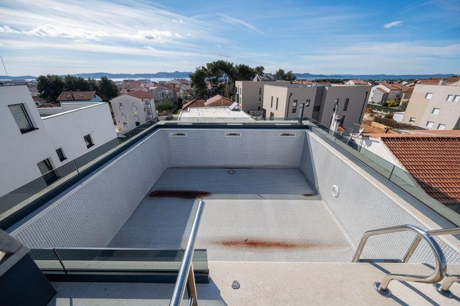 Piscina comune sul tetto del complesso residenziale