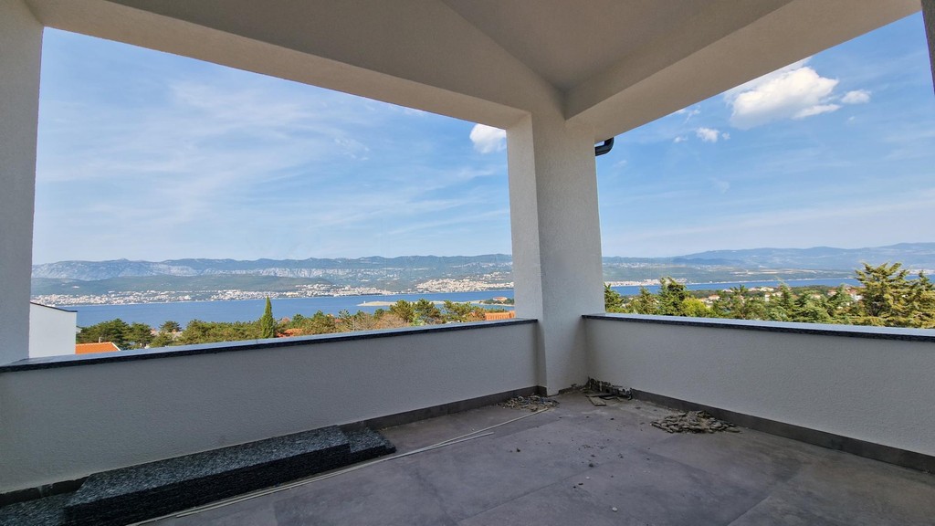 Terrazza coperta con parapetto e vista su baia e costa