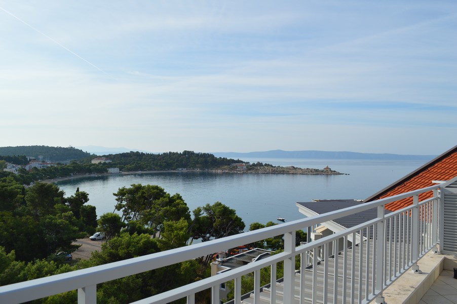 Vista dal balcone sulla baia di Makarska e sul mare