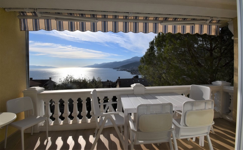 Terrazza coperta con tavolo e vista mare
