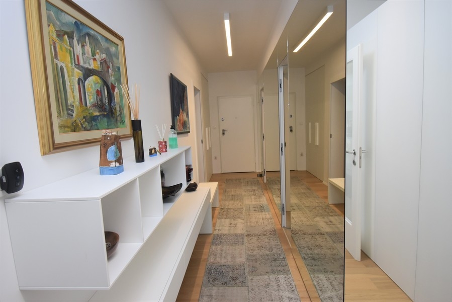 Corridoio con credenza e quadri