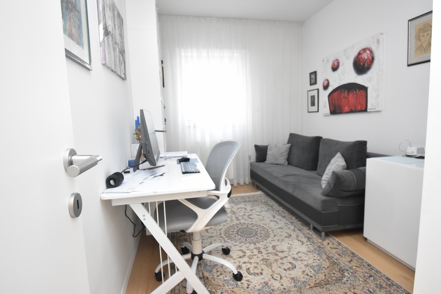 Studio con scrivania e divano