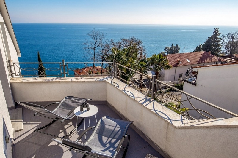 Balcone con due sdraio sopra il mare aperto