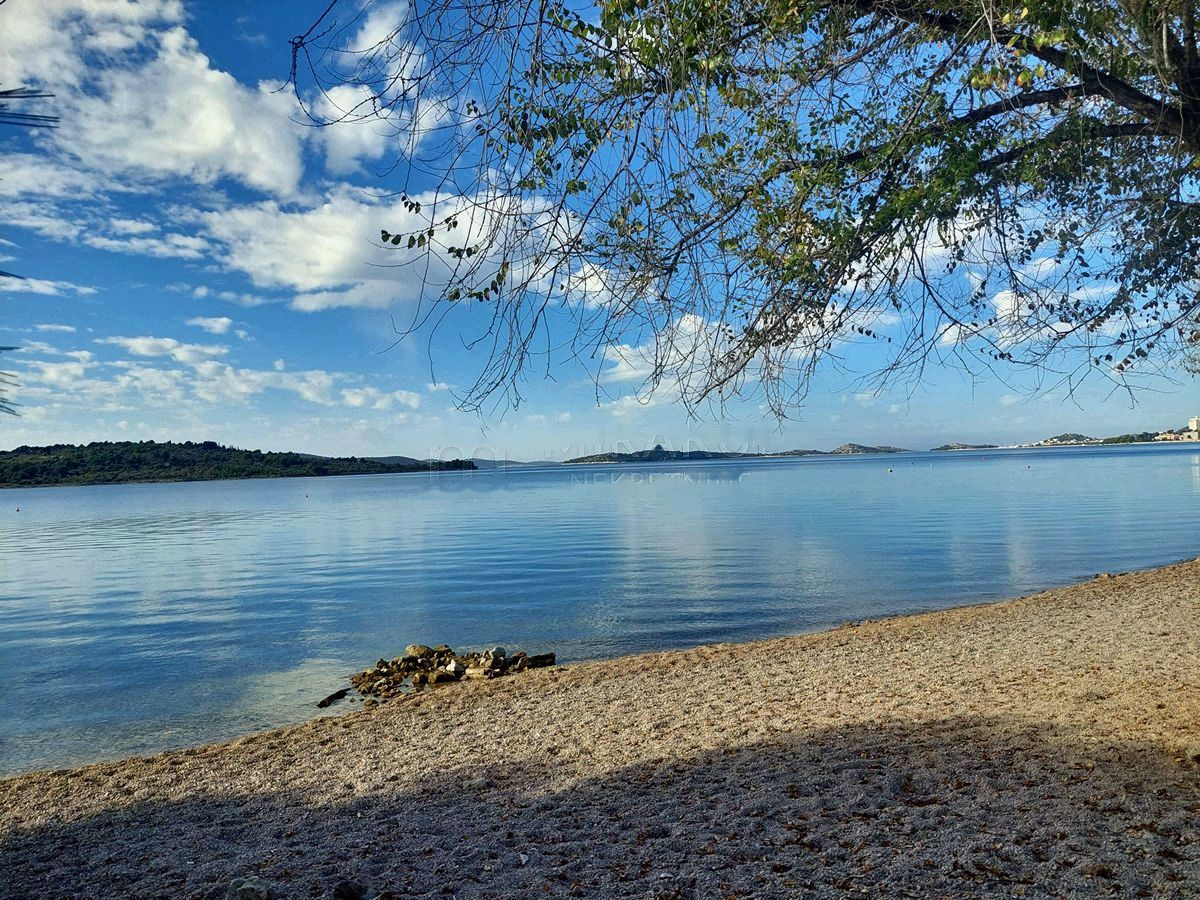 Spiaggia di ghiaia a Srima con vista sul mare