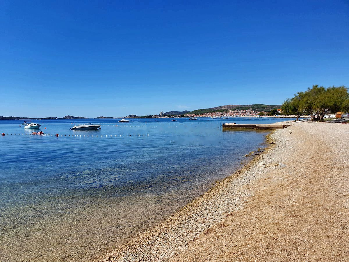 Baia vicino a Srima con barche e spiaggia balneare