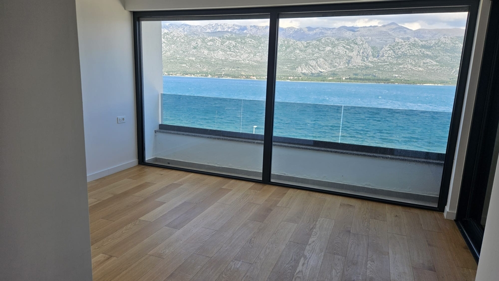 Zona giorno con splendida vista sul mare e sulla catena montuosa del Velebit.
