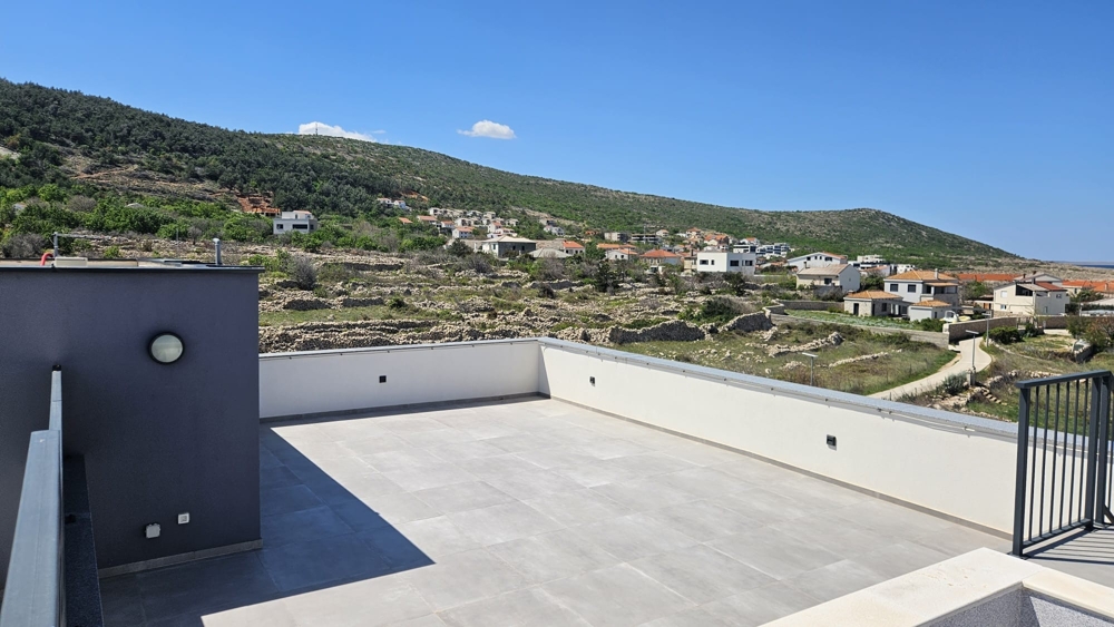 Terrazza sul tetto vuota con vista sul pendio e sul paese