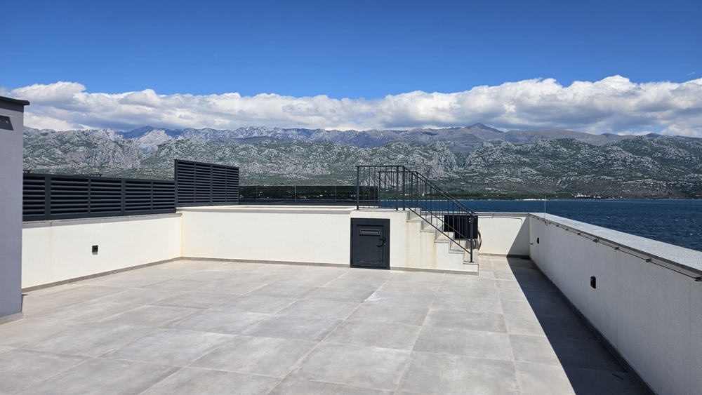Terrazza sul tetto con piscina e vista mare dell'immobile A2382 vicino a Zadar, Croazia.