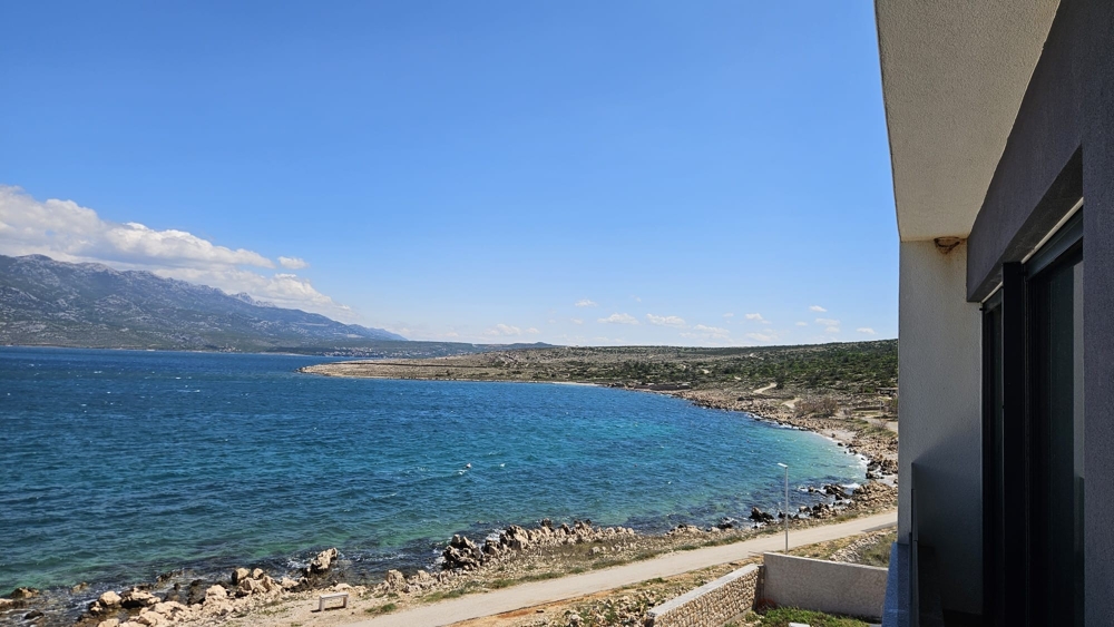 Piscina sulla terrazza sul tetto direttamente sul mare.