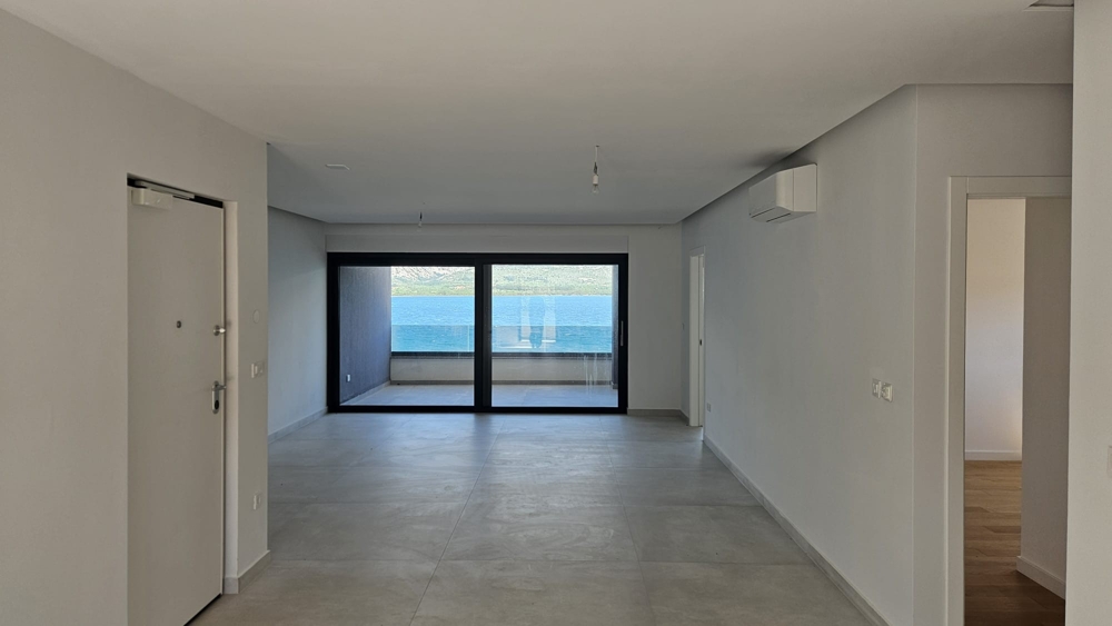 Soggiorno nel moderno edificio nuovo in prima fila al mare con splendida vista mare.