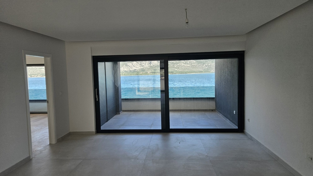 Vista mare dalla moderna terrazza coperta dell'immobile A2382 vicino a Zadar in Croazia.