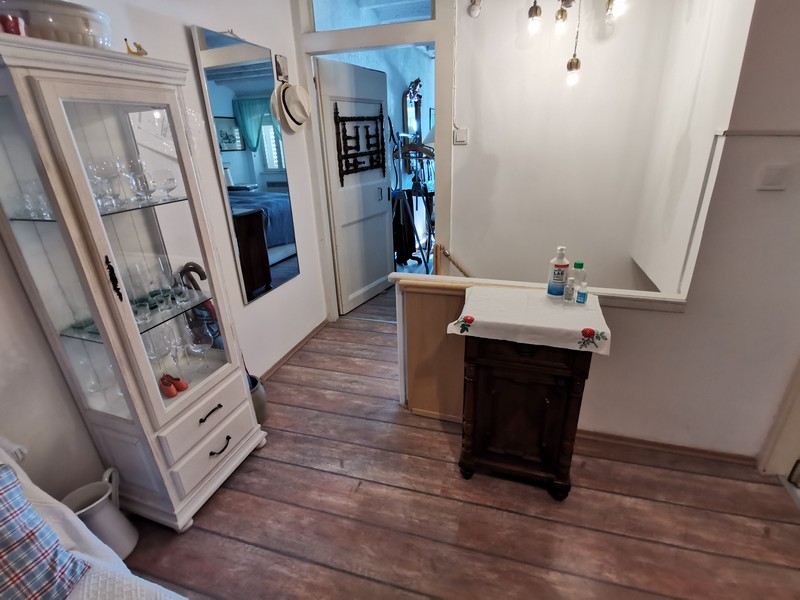 Soggiorno vintage con credenza in appartamento del centro storico di Rovinj