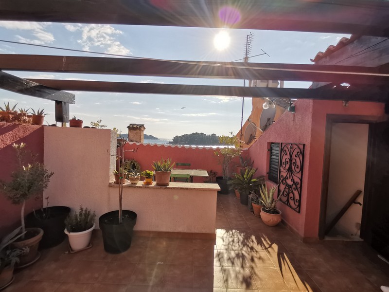 Tramonto sulla terrazza sul tetto con vista mare a Rovinj