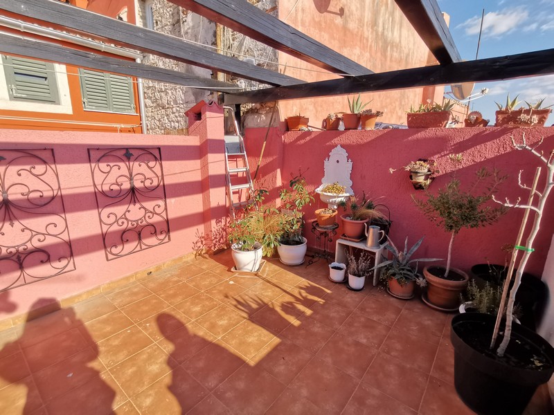 Zona giorno con pareti rosse e vista mare a Rovinj