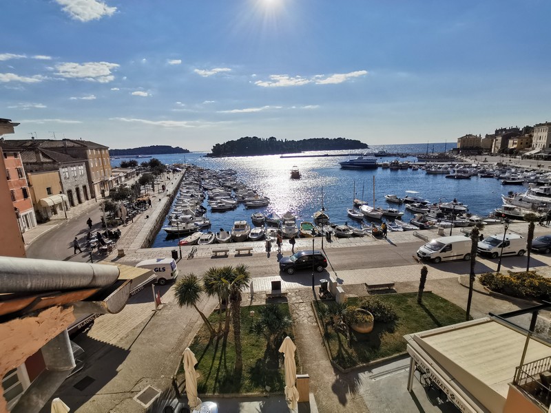 Vista sulla marina e sulla costa del centro storico di Rovinj