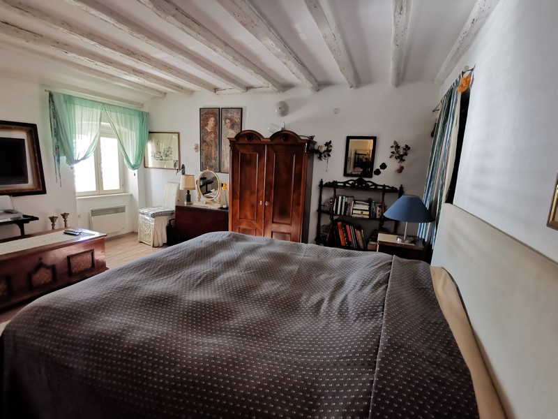 Camera da letto con travi del soffitto in legno in appartamento del centro storico di Rovinj