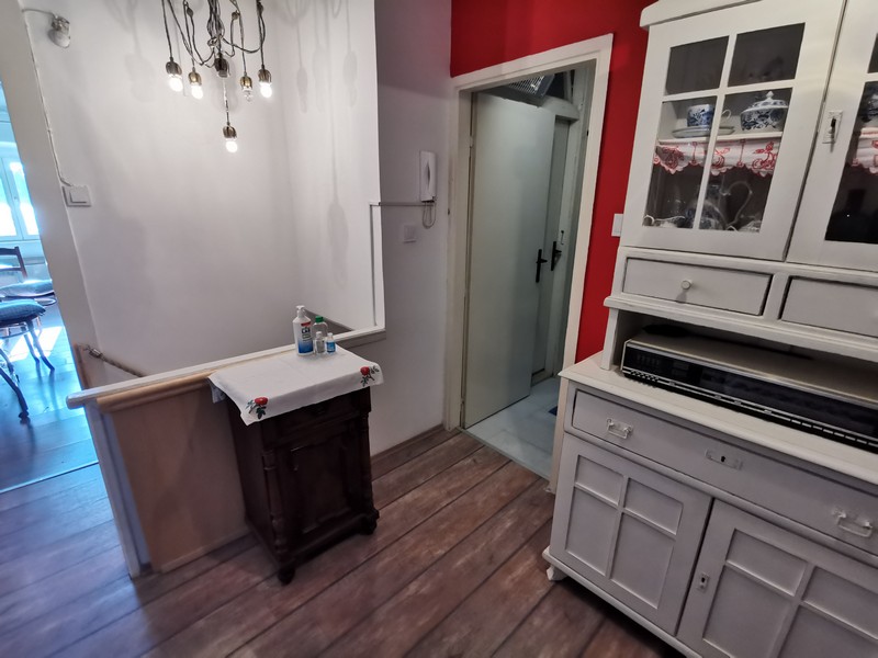 Corridoio con parete rossa e cucina bianca a Rovinj