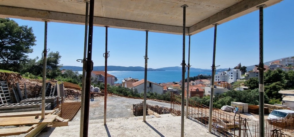 Interno al grezzo con vista sul mare