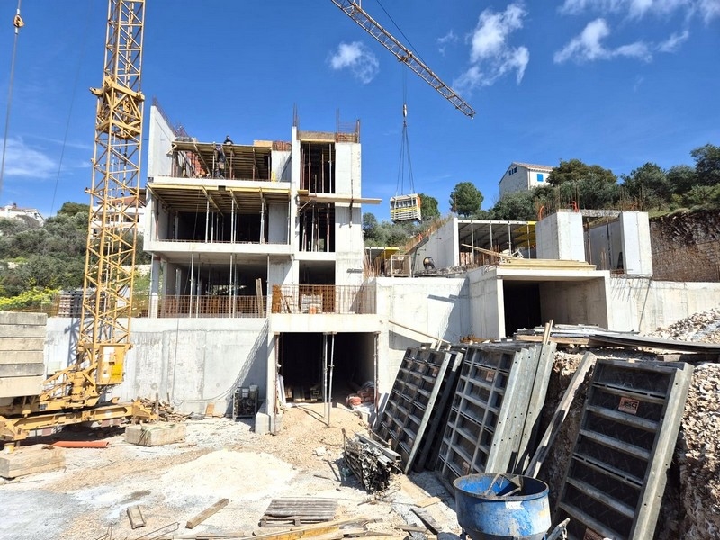 Cantiere dell'edificio di appartamenti con gru