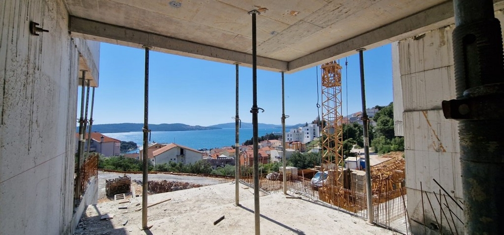 Struttura al grezzo con vista mare attraverso le aperture delle finestre