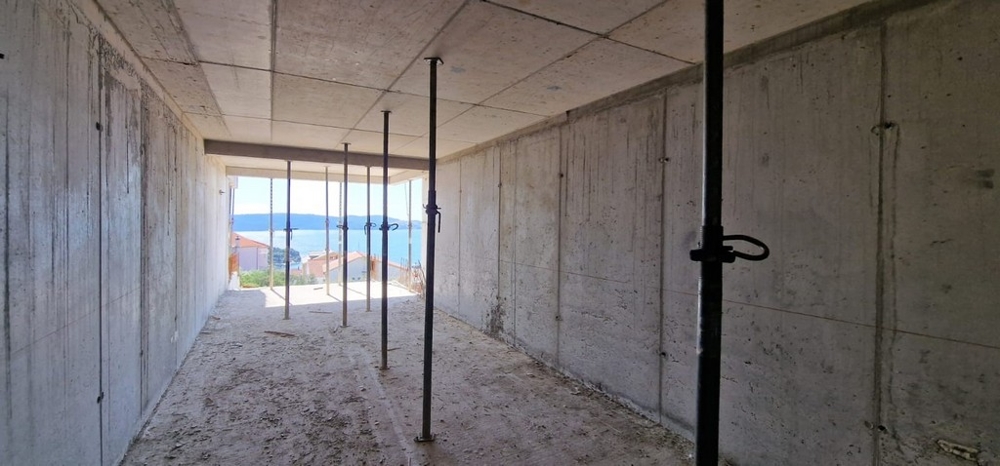 Ambiente al grezzo con vista sul mare in Croazia