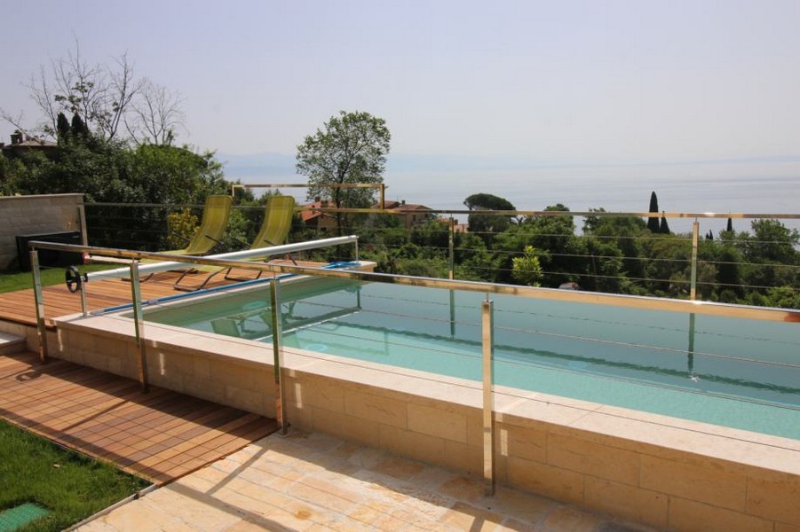 Giardino con piscina e vista mare a Lovran sulla riviera di Opatija