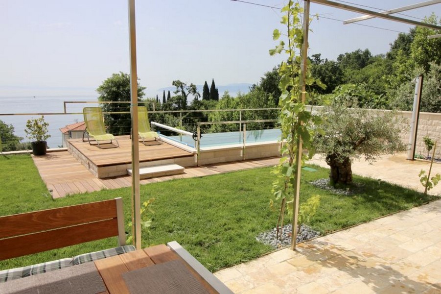 Giardino con piscina e vista mare