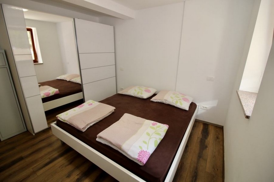 Camera da letto con letto matrimoniale e armadio a muro