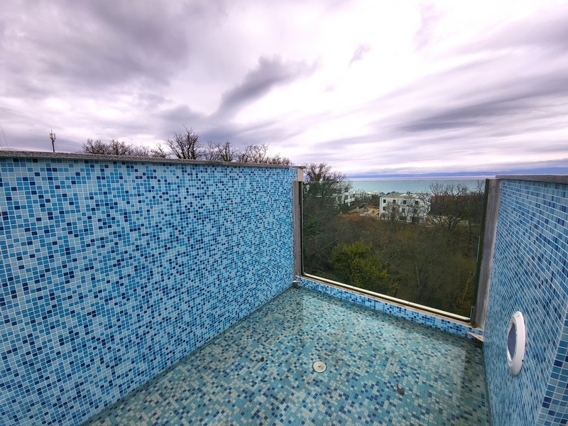 Attico a Krk con piscina piastrellata di blu e vista mare