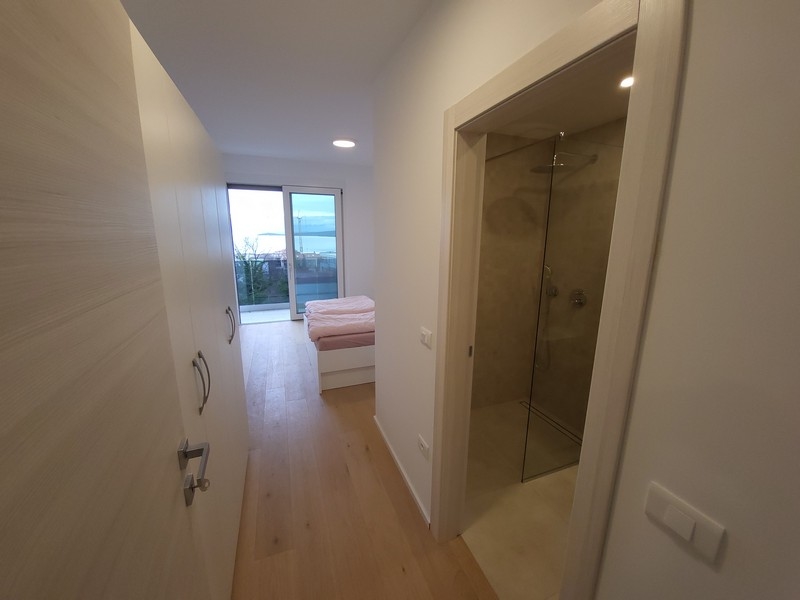 Corridoio con vista sulla camera da letto e sulla doccia in vetro