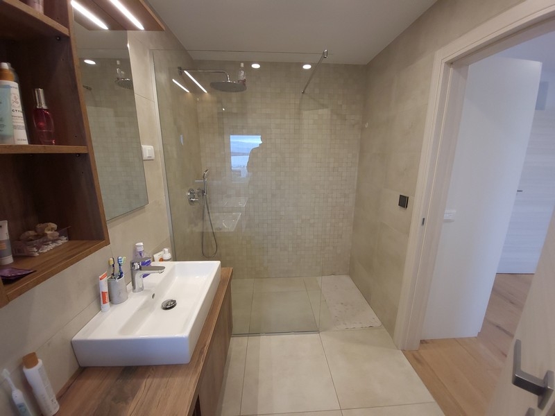 In questa immagine si vede l'attraente e confortevole bagno dell'immobile A2417, in vendita sull'isola di Krk.