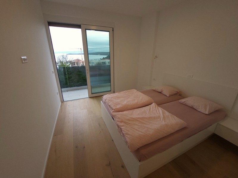 Camera da letto con letto matrimoniale e porta-finestra verso il mare