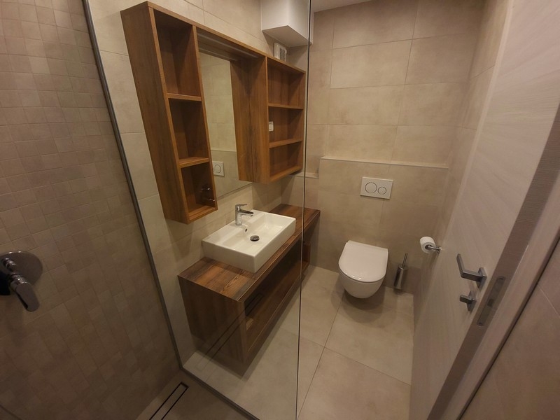 Bagno con lavabo in legno e vani a giorno