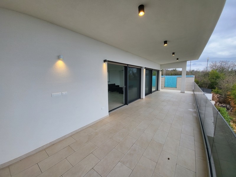 Terrazza coperta con porte scorrevoli e applique