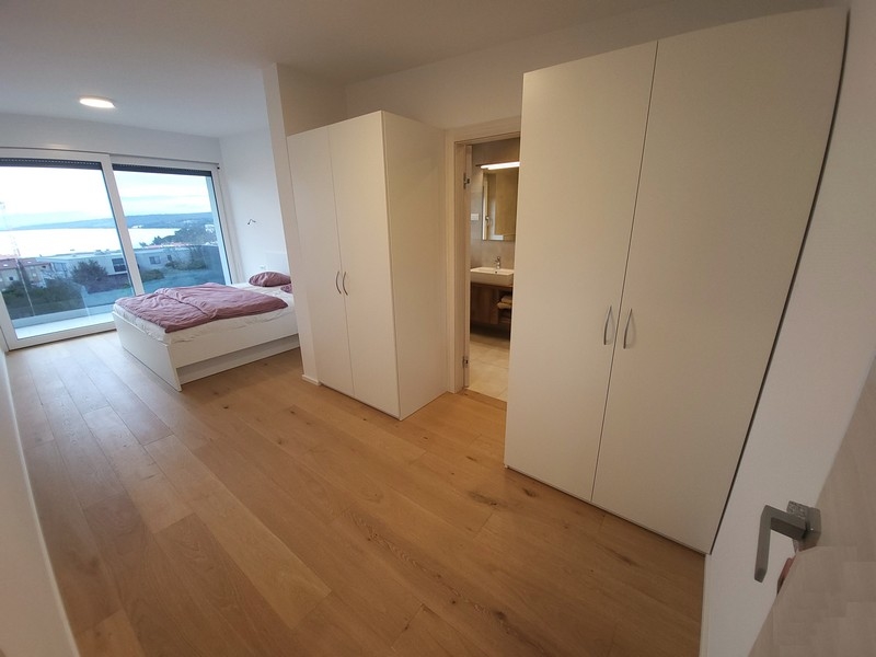 In questa immagine si vede l'attraente e confortevole camera da letto dell'immobile A2417, in vendita sull'isola di Krk.