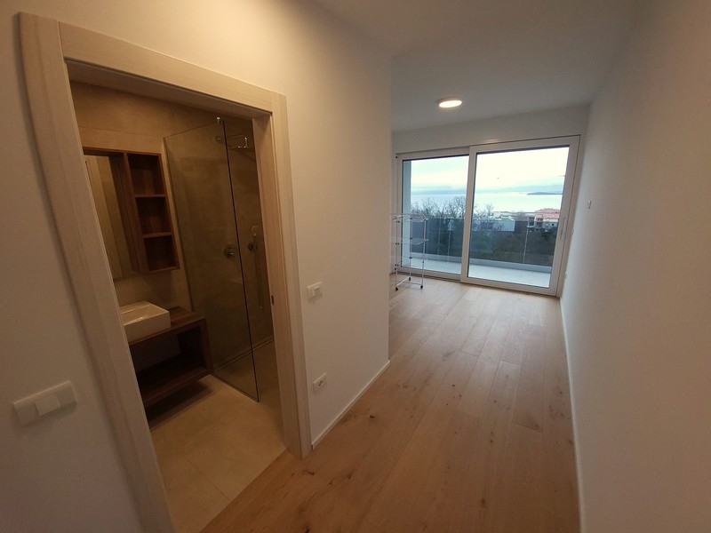 Stanza con parquet e doccia aperta nel locale accanto